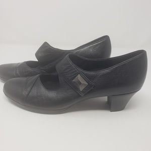 Munro American Black Leather Mary Jane Pumps

8.5